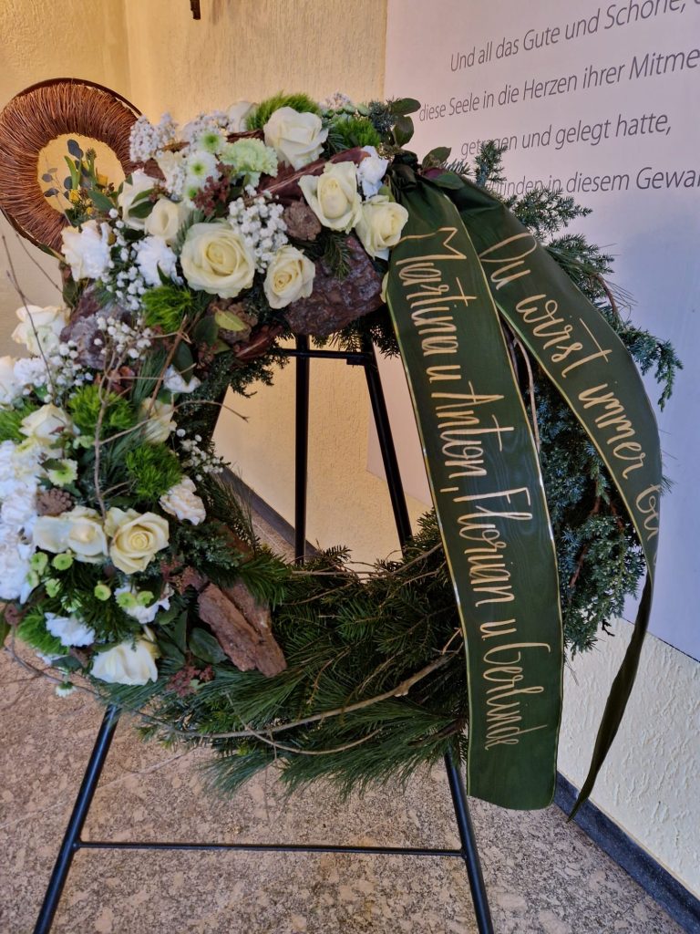 Trauerkranz mit Schleife